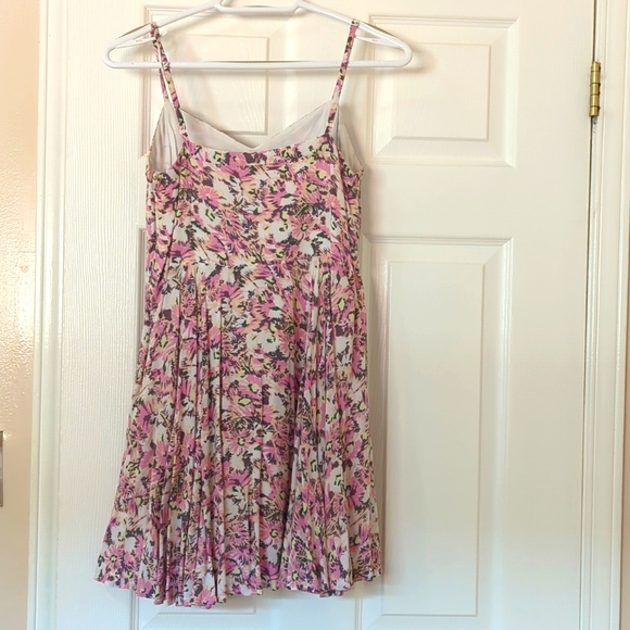 Aritzia Pink Floral Mini Dress Size 8 Lightly Worn - Picture 2 of 2